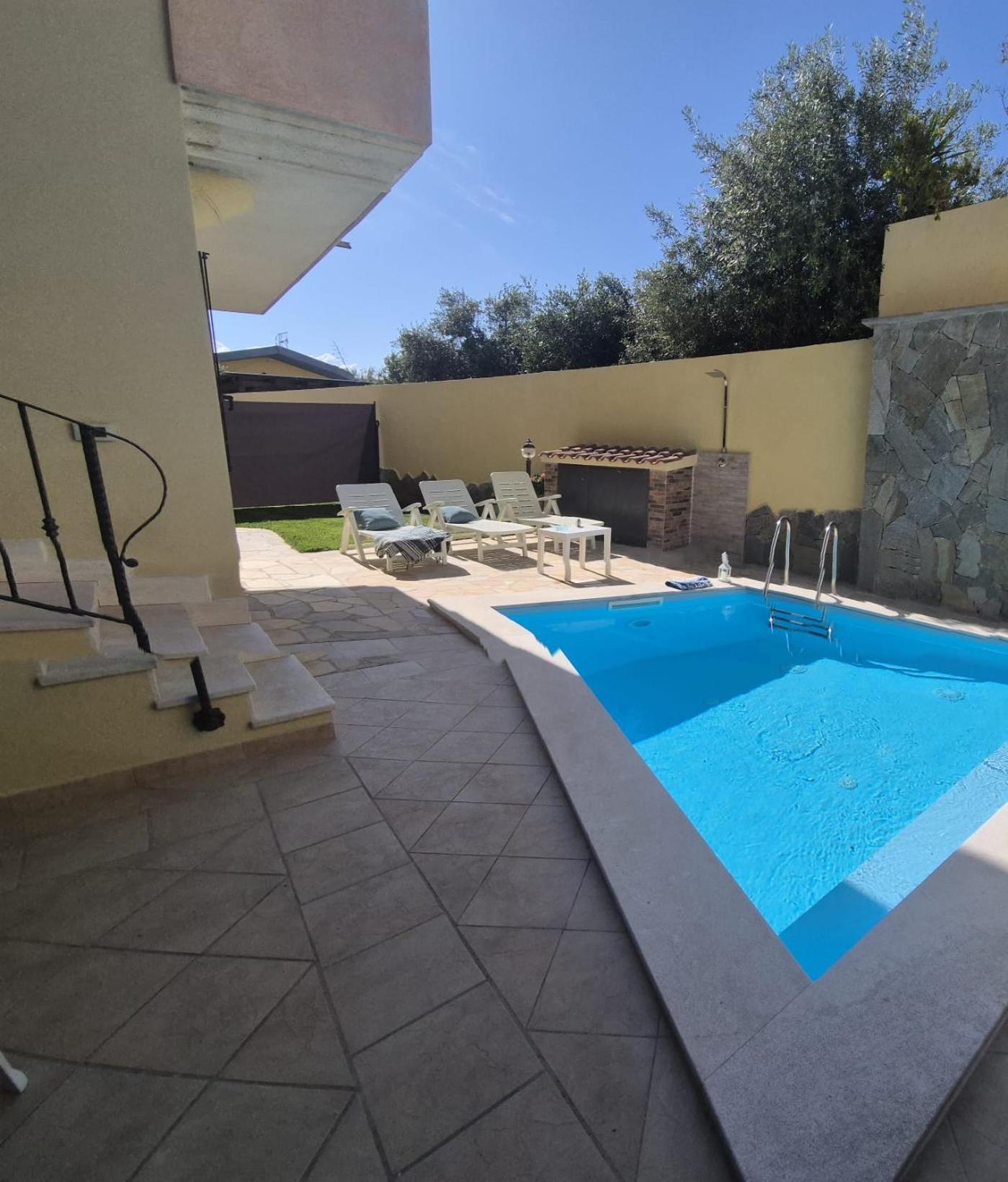 Exclusive Use Swimming Pool Available From June To September كالياري المظهر الخارجي الصورة