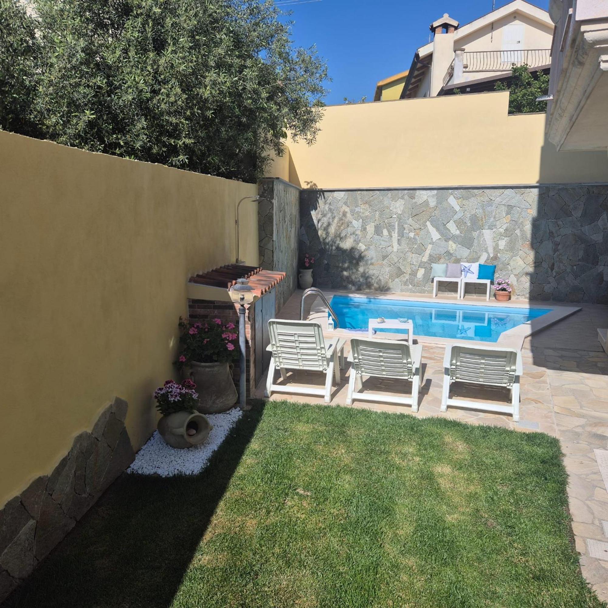 Exclusive Use Swimming Pool Available From June To September كالياري المظهر الخارجي الصورة
